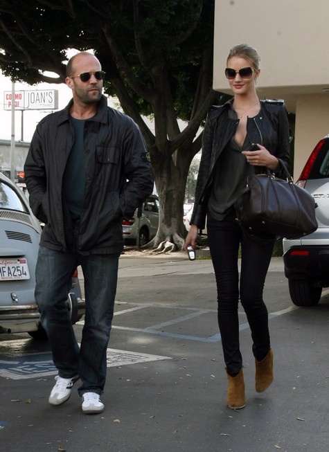 (Αντί για «καλό μήνα») Η άλλη «όψη» της Rosie Huntington-Whiteley