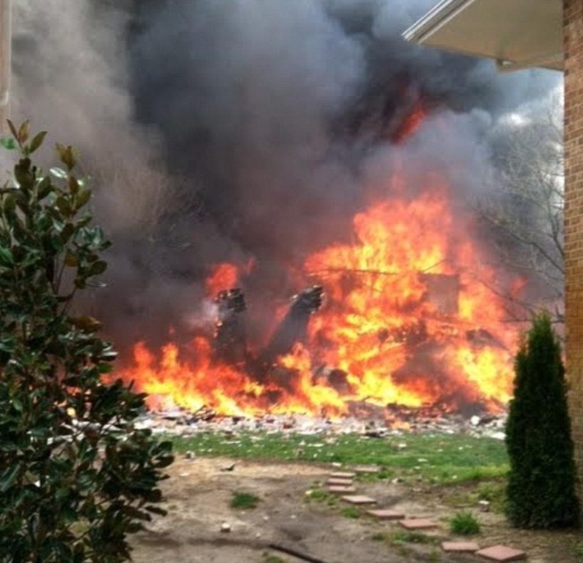 Εικόνες από την πτώση αεροσκάφους σε κατοικημένη περιοχή 