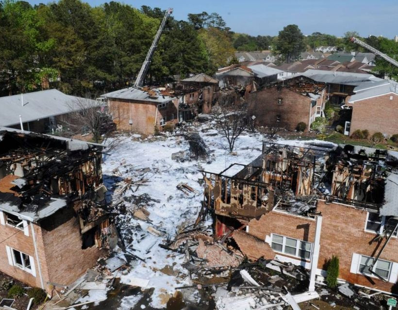 Εικόνες από την πτώση αεροσκάφους σε κατοικημένη περιοχή 