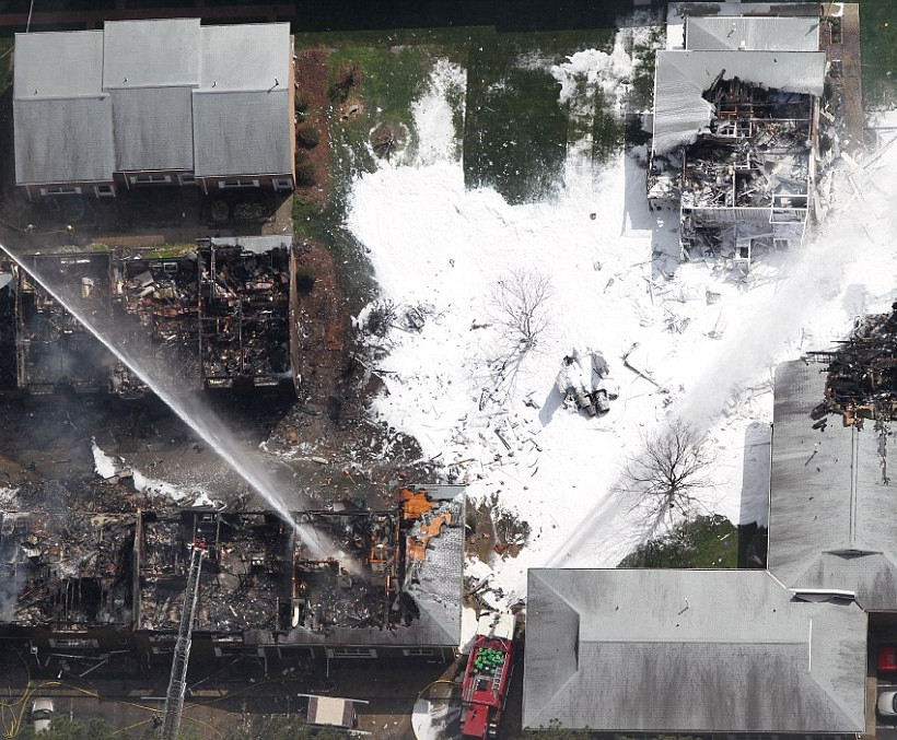 Εικόνες από την πτώση αεροσκάφους σε κατοικημένη περιοχή 