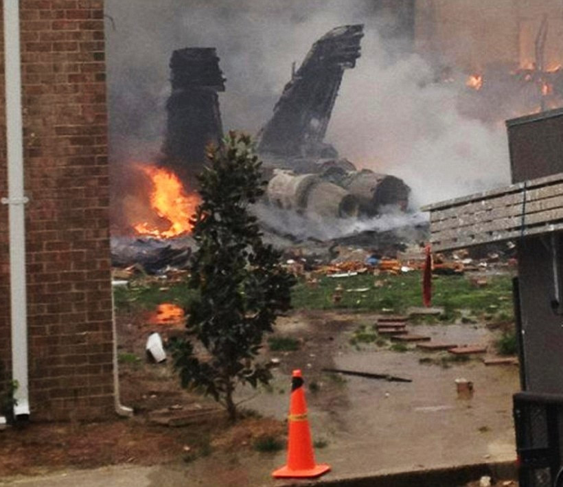 Εικόνες από την πτώση αεροσκάφους σε κατοικημένη περιοχή 