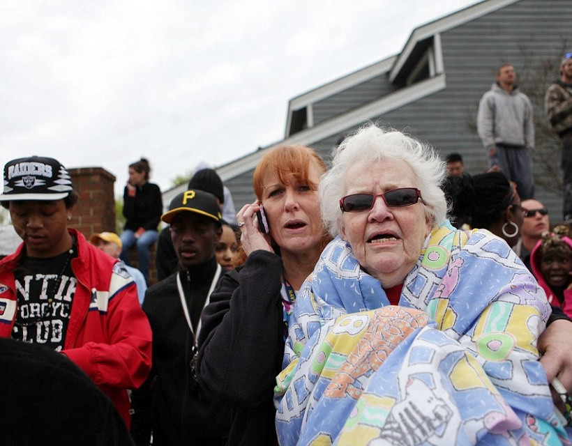 Εικόνες από την πτώση αεροσκάφους σε κατοικημένη περιοχή 