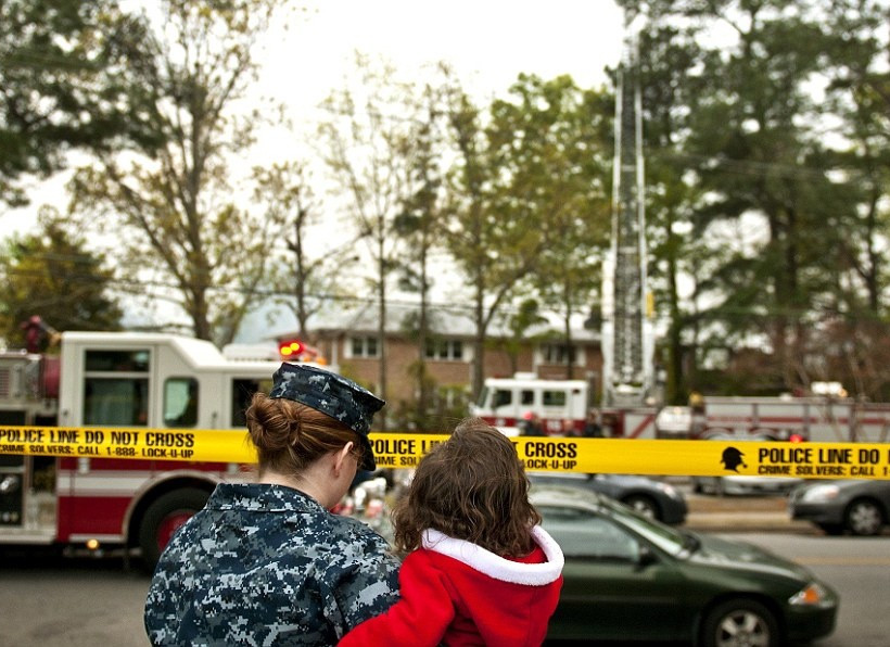 Εικόνες από την πτώση αεροσκάφους σε κατοικημένη περιοχή 