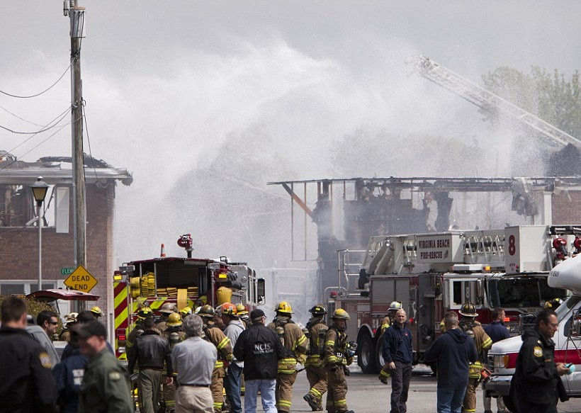 Εικόνες από την πτώση αεροσκάφους σε κατοικημένη περιοχή 