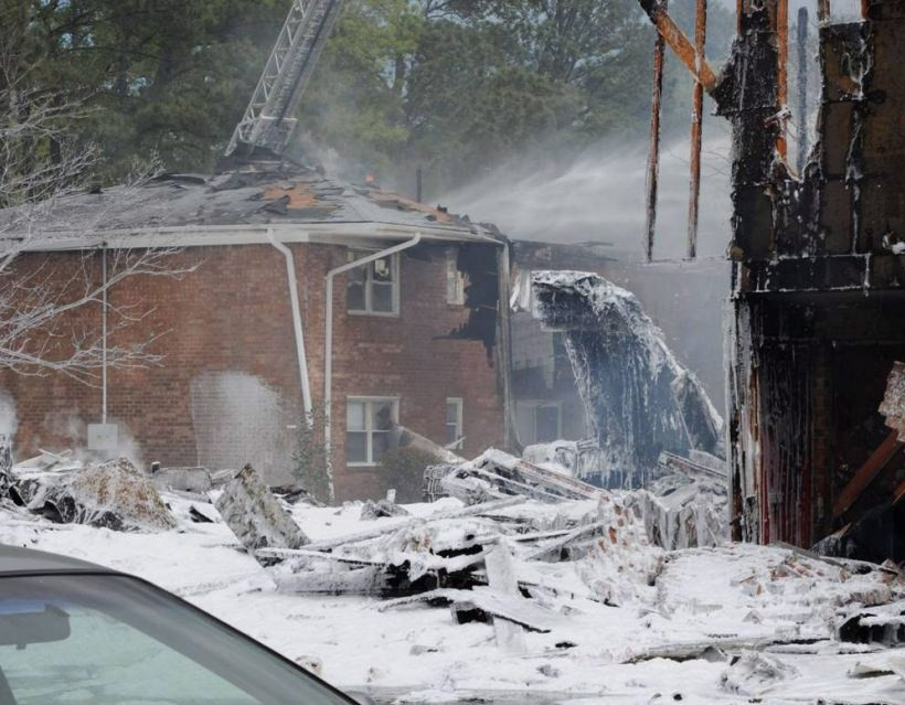 Εικόνες από την πτώση αεροσκάφους σε κατοικημένη περιοχή 