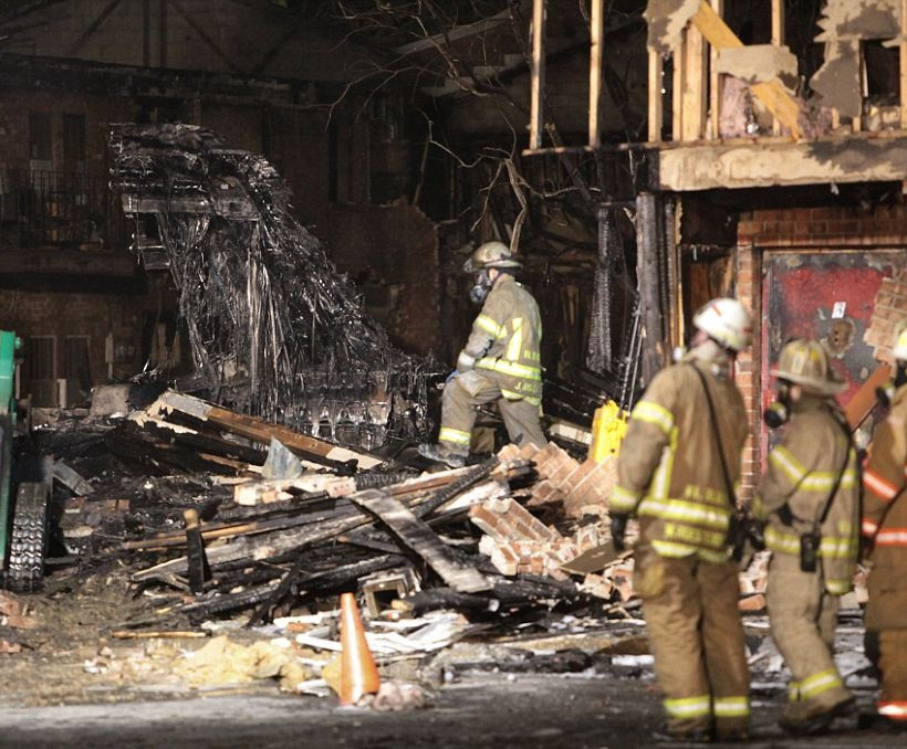 Εικόνες από την πτώση αεροσκάφους σε κατοικημένη περιοχή 