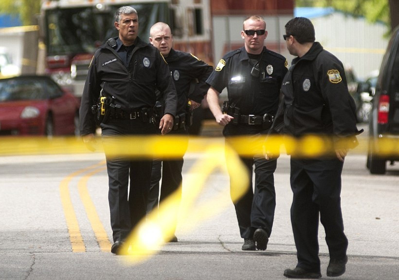 Εικόνες από την πτώση αεροσκάφους σε κατοικημένη περιοχή 