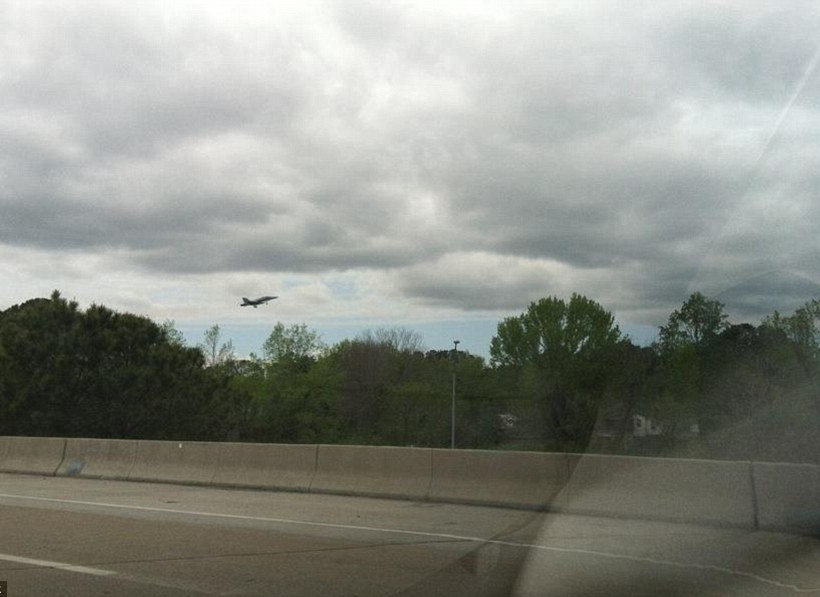 Εικόνες από την πτώση αεροσκάφους σε κατοικημένη περιοχή 