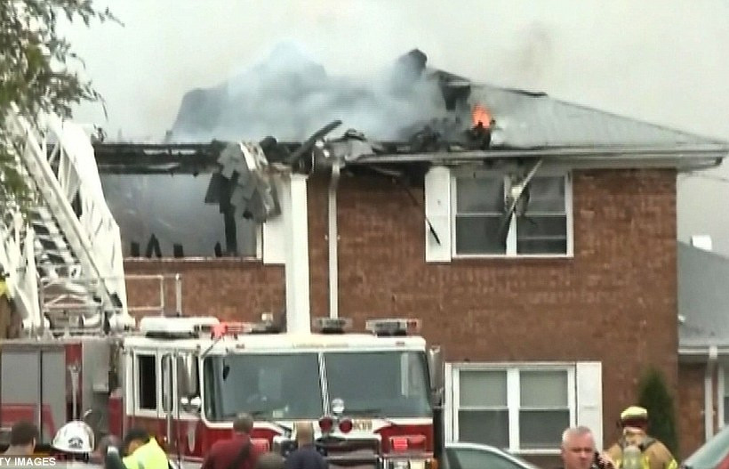 Εικόνες από την πτώση αεροσκάφους σε κατοικημένη περιοχή 