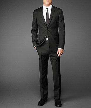 Ο διάσημος σχεδιαστής και προπαγανδιστής του Νεοϋορκέζικου στυλ,  John Varvatos, θέλει να κάψεις τα παπούτσια σου