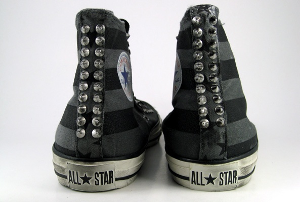 Ο διάσημος σχεδιαστής και προπαγανδιστής του Νεοϋορκέζικου στυλ,  John Varvatos, θέλει να κάψεις τα παπούτσια σου