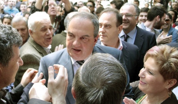 Με αγκαλιές και φιλιά η υποδοχή Καραμανλή στη Θεσσαλονίκη (φωτο)