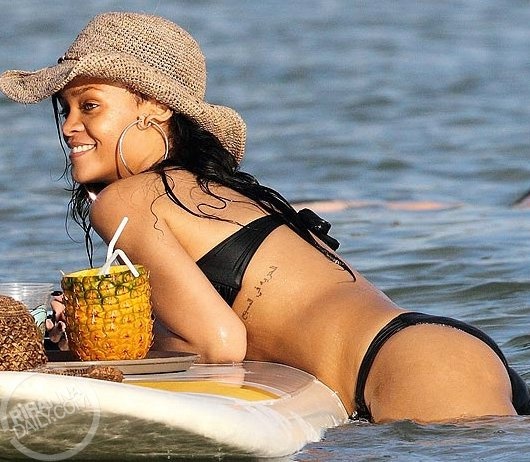 Η Rihanna στη Χαβάη, τα μάτια έξω…