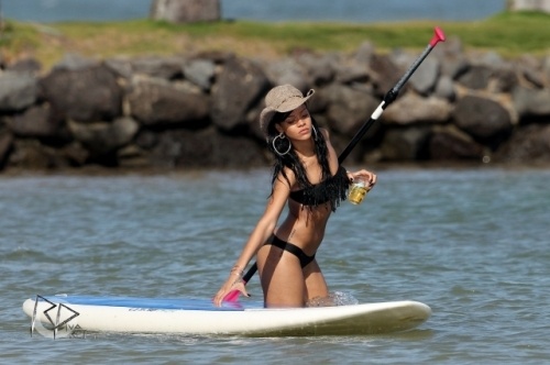 Η Rihanna στη Χαβάη, τα μάτια έξω…