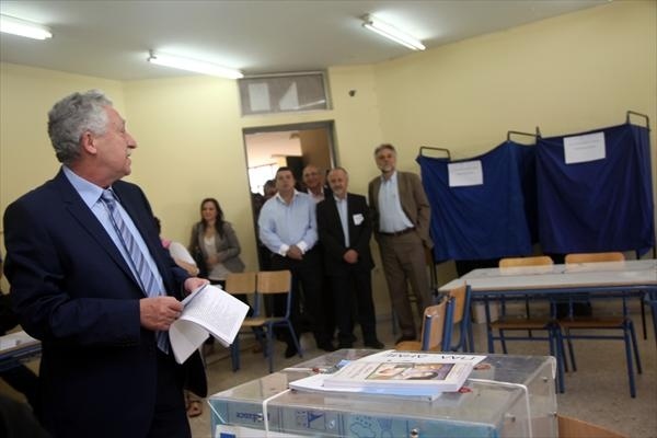 Εκλογές 2012: Οι πολιτικοί στις κάλπες μέσα από το φωτογραφικό φακό