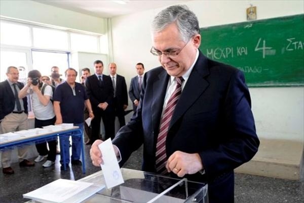 Εκλογές 2012: Οι πολιτικοί στις κάλπες μέσα από το φωτογραφικό φακό