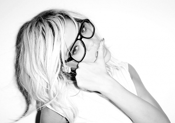 Η Rihanna φοράει «καυτό» σορτς και μας τα δείχνει όλα!