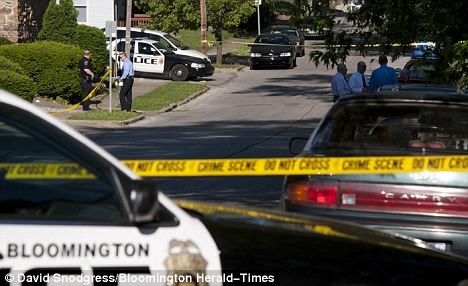 Γυμνός άνδρας σημάδευε με όπλο αστυνομικούς (φώτο)