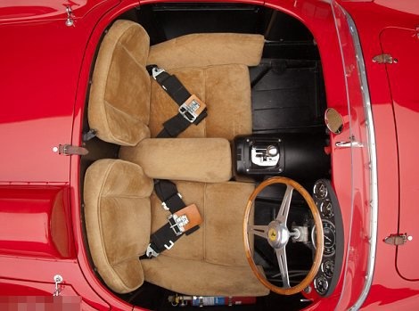 -Πόσο πάει η Ferrari αφεντικό; -Πέντε εκατομμύρια! Να την αφήσω;