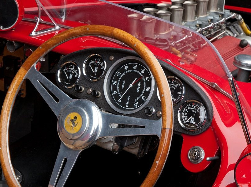 -Πόσο πάει η Ferrari αφεντικό; -Πέντε εκατομμύρια! Να την αφήσω;