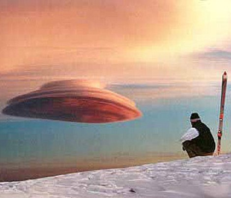 Όταν τα UFO κρύβονται στα σύννεφα…