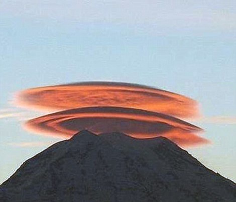 Όταν τα UFO κρύβονται στα σύννεφα…