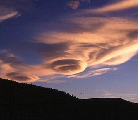 Όταν τα UFO κρύβονται στα σύννεφα…
