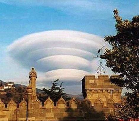 Όταν τα UFO κρύβονται στα σύννεφα…