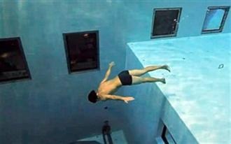 Βουτιά στην πιο βαθιά πισίνα του κόσμου (Βίντεο+φωτο) 