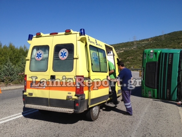 Δίπλωσε νταλίκα έξω από τη Λαμία (ΦΩΤΟ)