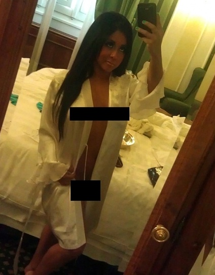 Έβγαλε αναμνηστικές με το… μπουρνούζι