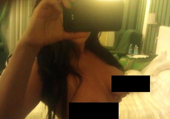 Έβγαλε αναμνηστικές με το… μπουρνούζι