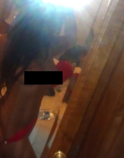 Έβγαλε αναμνηστικές με το… μπουρνούζι