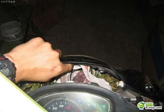 Δείτε τι βρήκε μέσα στην αχρησιμοποίητη μοτοσυκλέτα του! (pics)