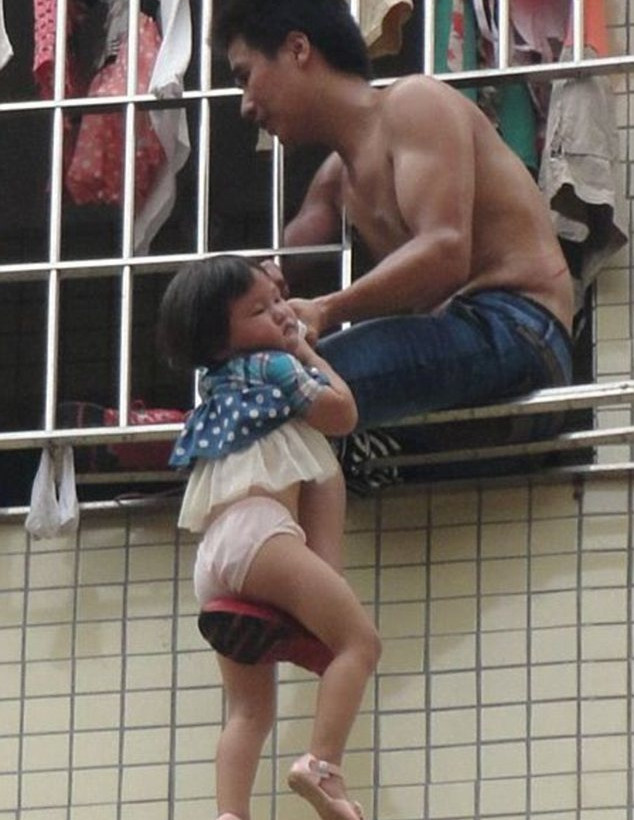 ΣΟΚ: Κρέμασε την 3χρονη κόρη του από τον 6ο όροφο (pics)