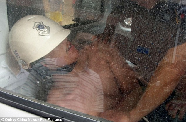 ΣΟΚ: Κρέμασε την 3χρονη κόρη του από τον 6ο όροφο (pics)