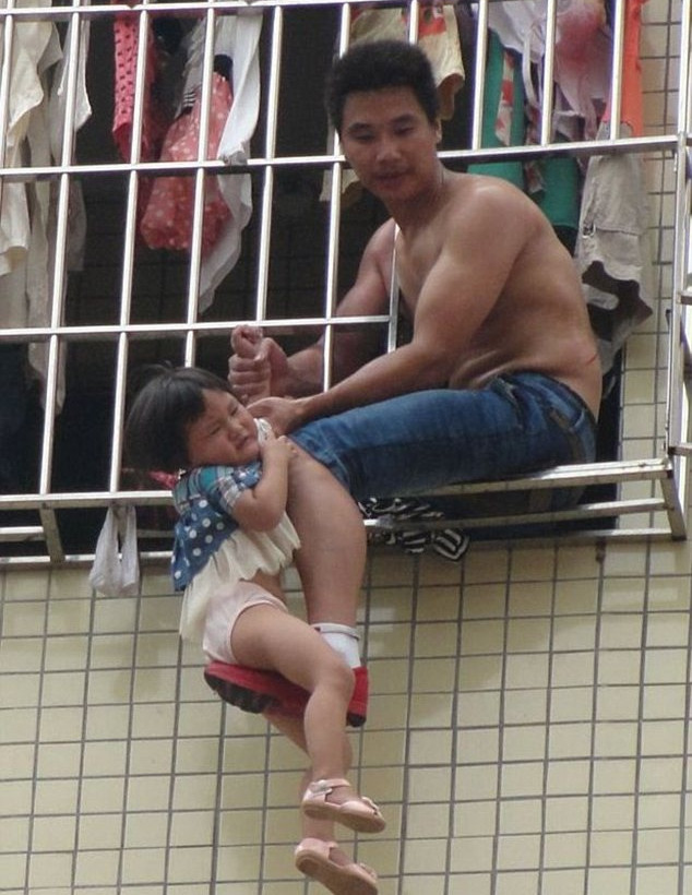 ΣΟΚ: Κρέμασε την 3χρονη κόρη του από τον 6ο όροφο (pics)