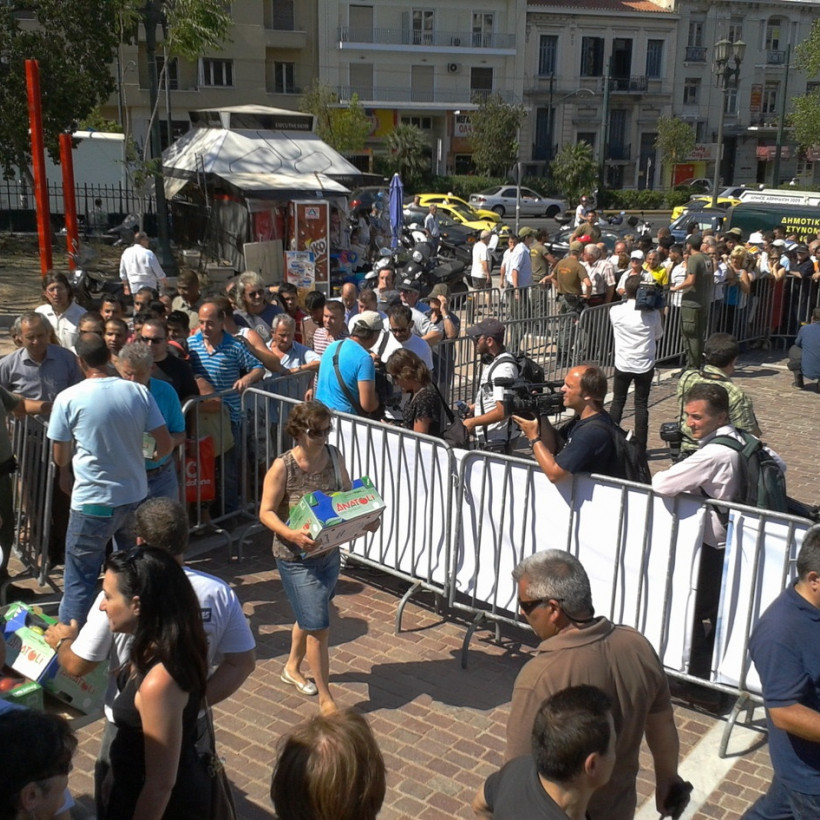 Στην ουρά για δωρεάν τρόφιμα