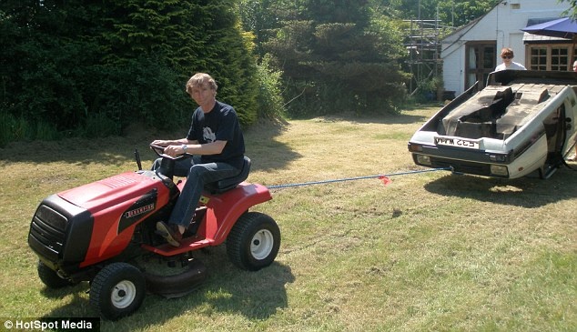 Βρήκαν αυτοκίνητο παρκαρισμένο σε... δέντρο! (pics)