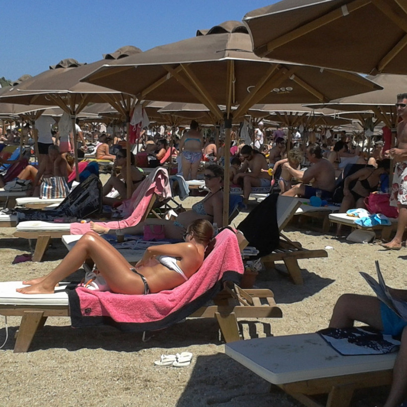 Παιχνίδια και ηλιοθεραπεία στις παραλίες 