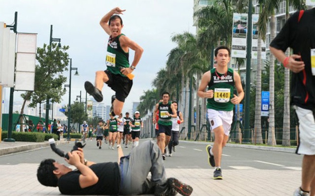 Τους συνέλαβε ο φακός να πηδάνε! (pics)