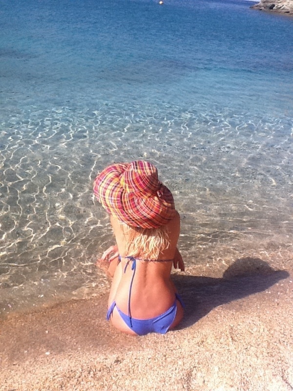 Η Ελένη παίζει με... τον φακό 