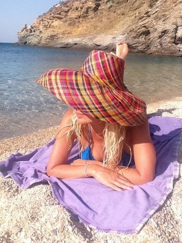 Η Ελένη παίζει με... τον φακό 