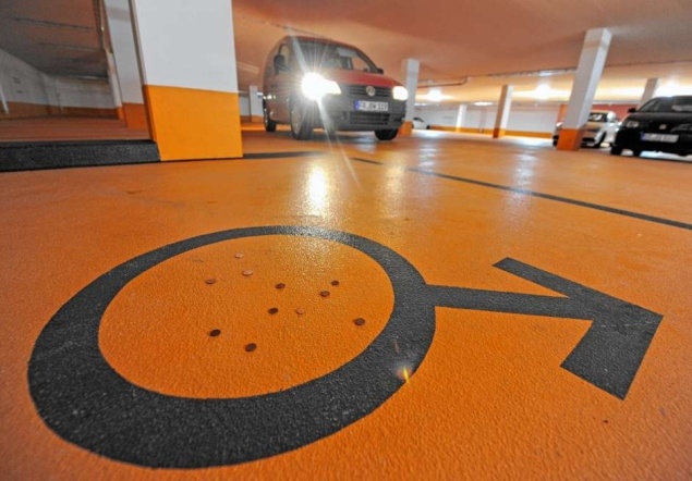 Δήμαρχος έφτιαξε πάρκινγκ μόνο για άντρες! (pics)