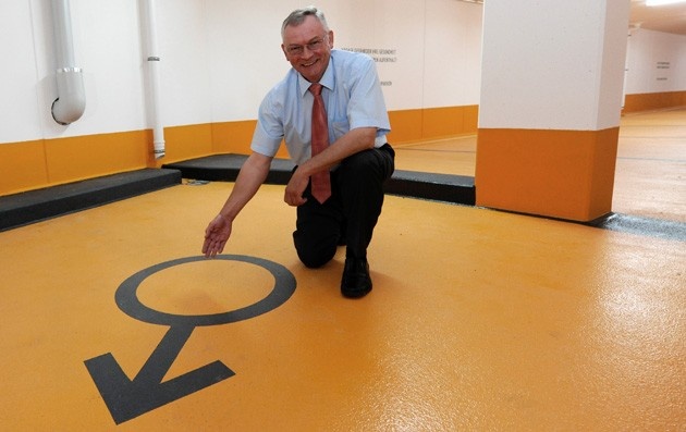 Δήμαρχος έφτιαξε πάρκινγκ μόνο για άντρες! (pics)