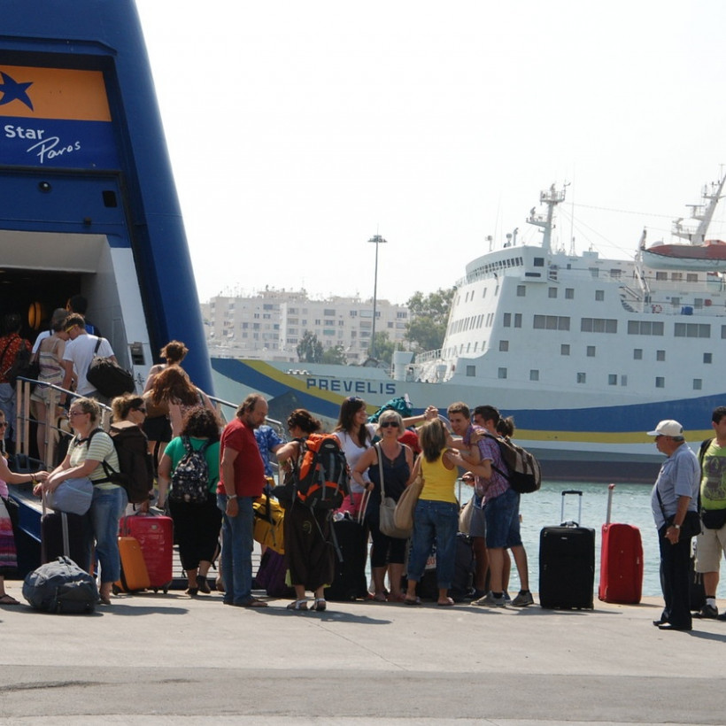 Συνωστισμός στο λιμάνι του Πειραιά