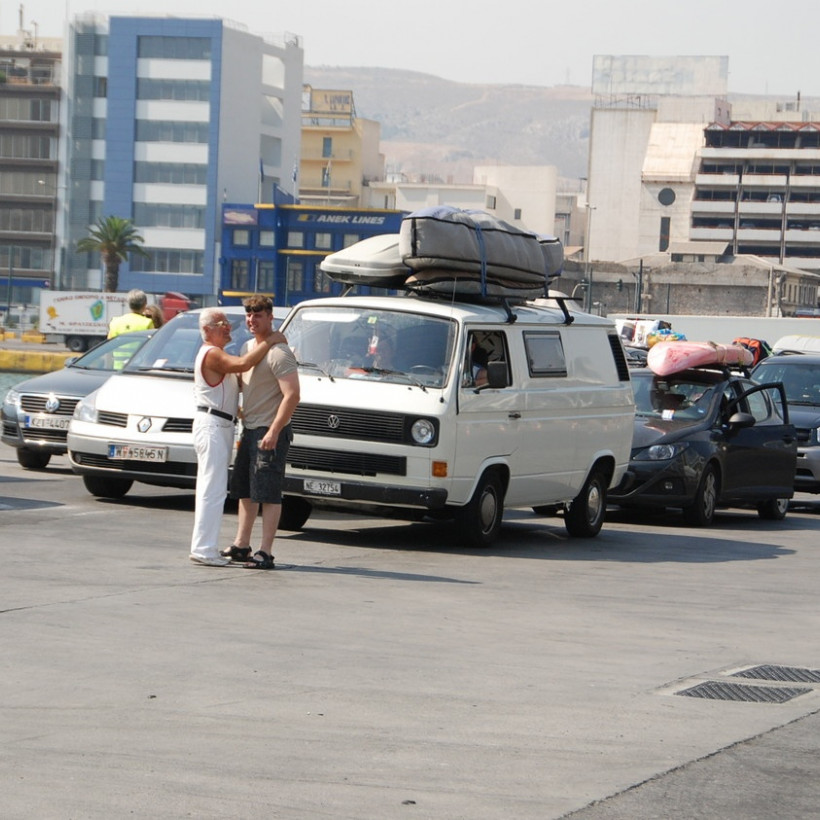 Συνωστισμός στο λιμάνι του Πειραιά