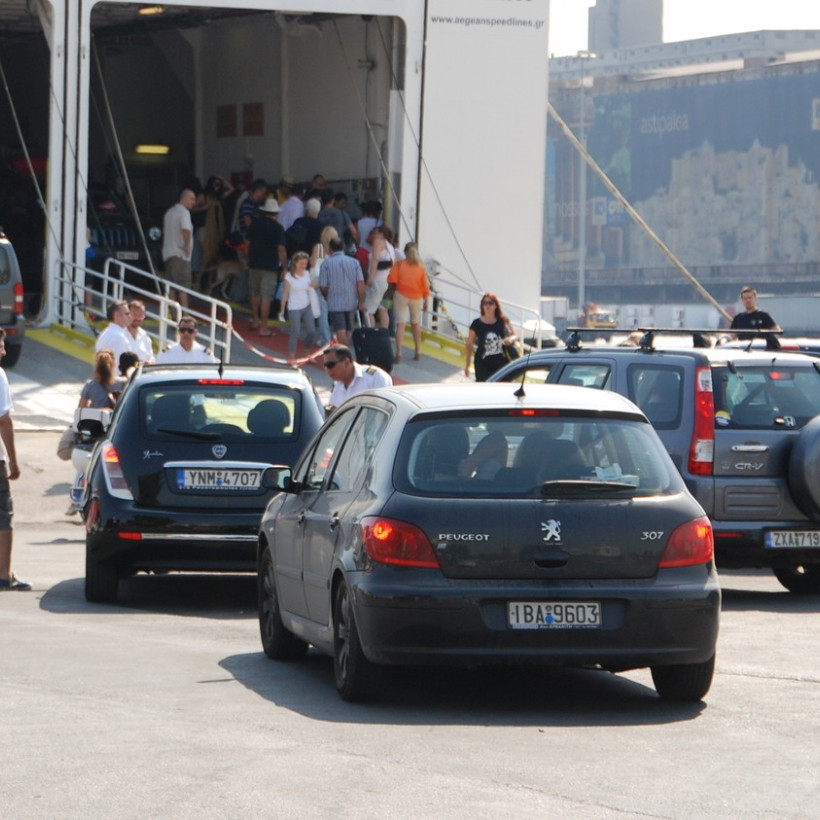 Συνωστισμός στο λιμάνι του Πειραιά