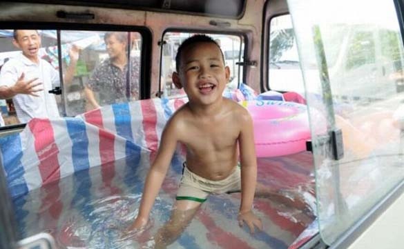 Μια αυτοσχέδια πισίνα σε αυτοκίνητο, η απάντηση στον καύσωνα (pics)