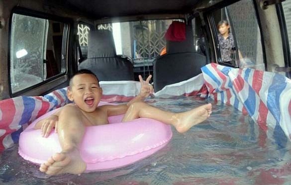 Μια αυτοσχέδια πισίνα σε αυτοκίνητο, η απάντηση στον καύσωνα (pics)